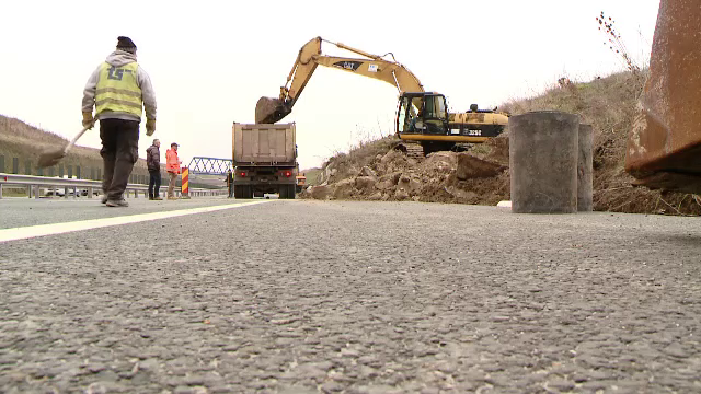 Autostrada A6, in pericol, dupa ce un deal s-a surpat, iar pamantul a ajuns la sosea. Masurile luate de autoritati