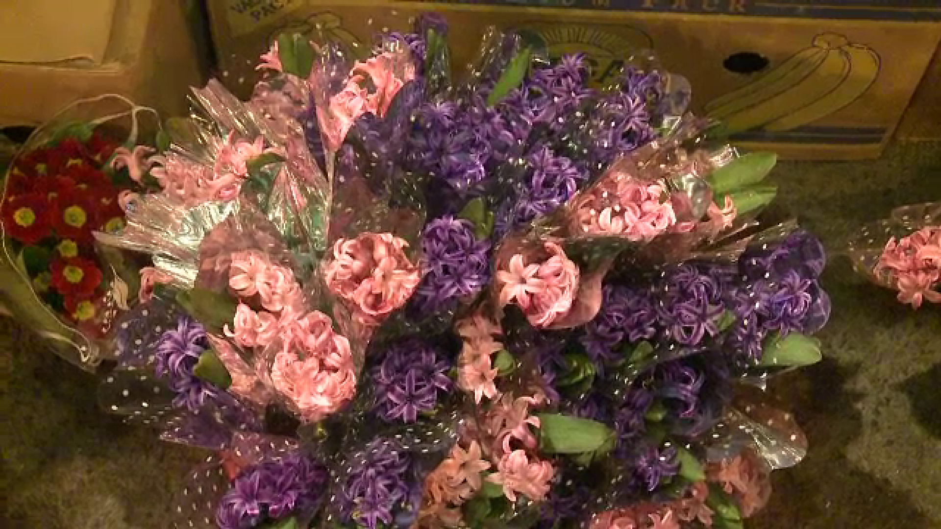 1 Martie. Cat la suta dintre romani ofera doamnelor o floare de Martisor. "Pai ce sa facem, cand e nevoie?"