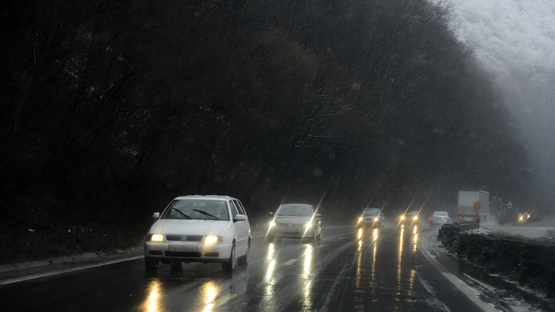 Dublu accident pe Valea Oltului. Traficul e complet blocat dupa un accident intre un echipaj al Politiei si unul al SMURD