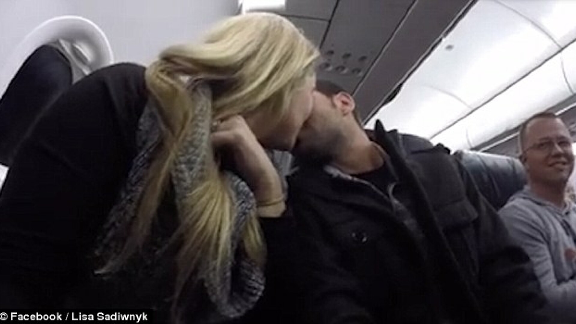 Zbura cu avionul, cu sotia lui, cand pilotul i-a dat o veste incredibila. Socul acestui barbat cand a aflat ca va fi tatic