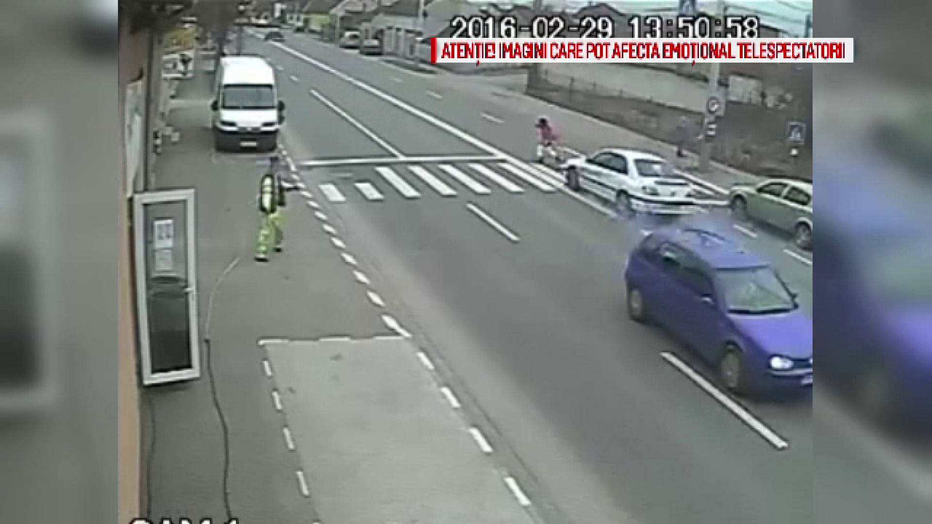 Momentul in care o fetita de 10 ani din Oradea e izbita in plin, pe trecerea de pietoni. Gestul care i-a salvat viata