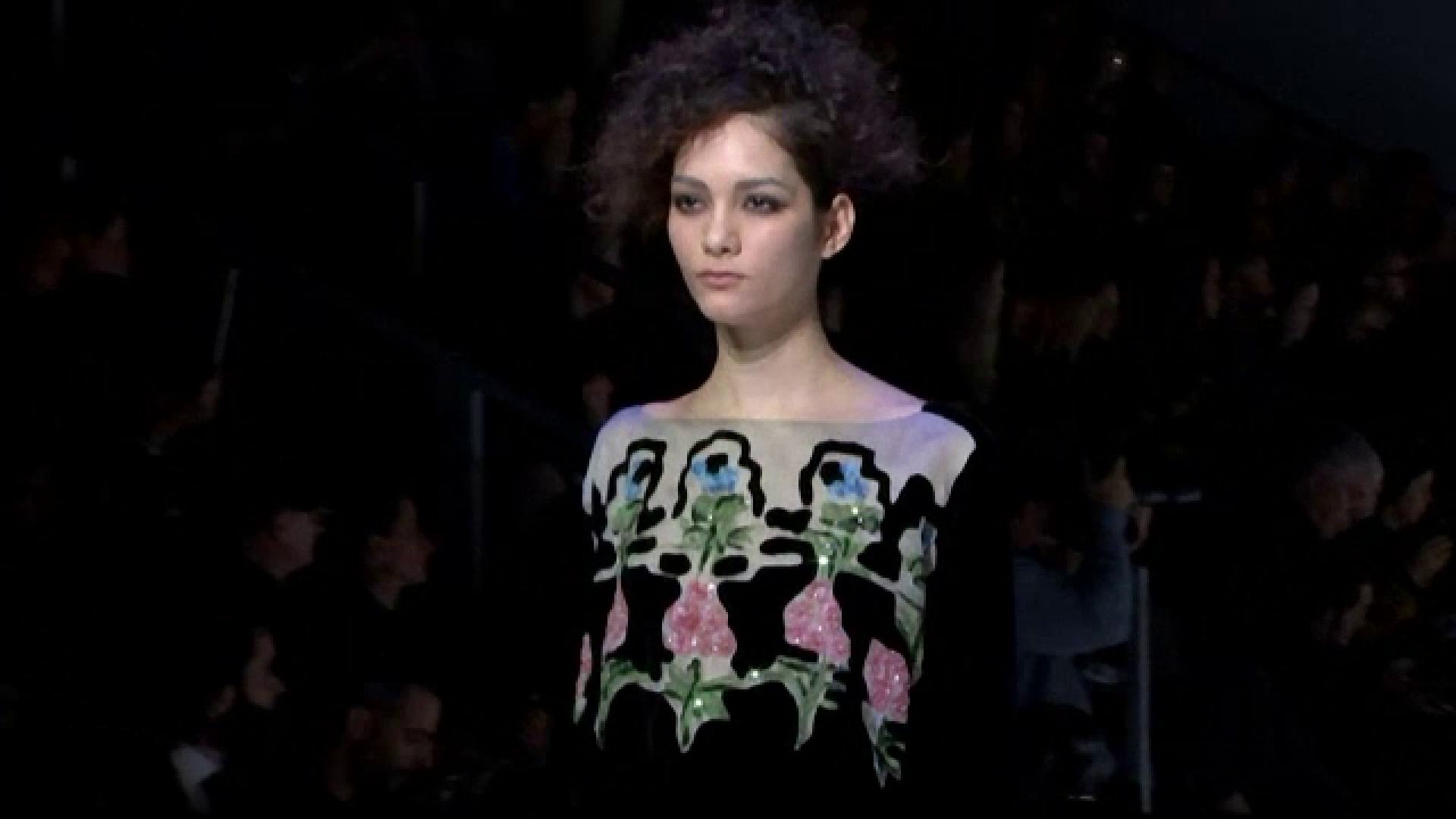 Armani a incheiat Saptamana Modei de la Milano cu o colectia Black Velvet. Propunerea designerului pentru toamna 2016