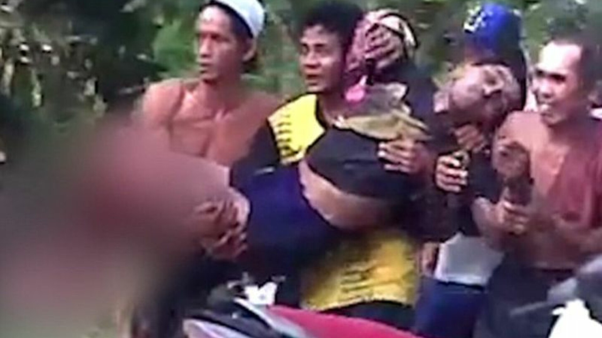 Imaginile terifiante in care un barbat este scos din apa imediat dupa ce piciorul i-a fost smuls de un crocodil. VIDEO