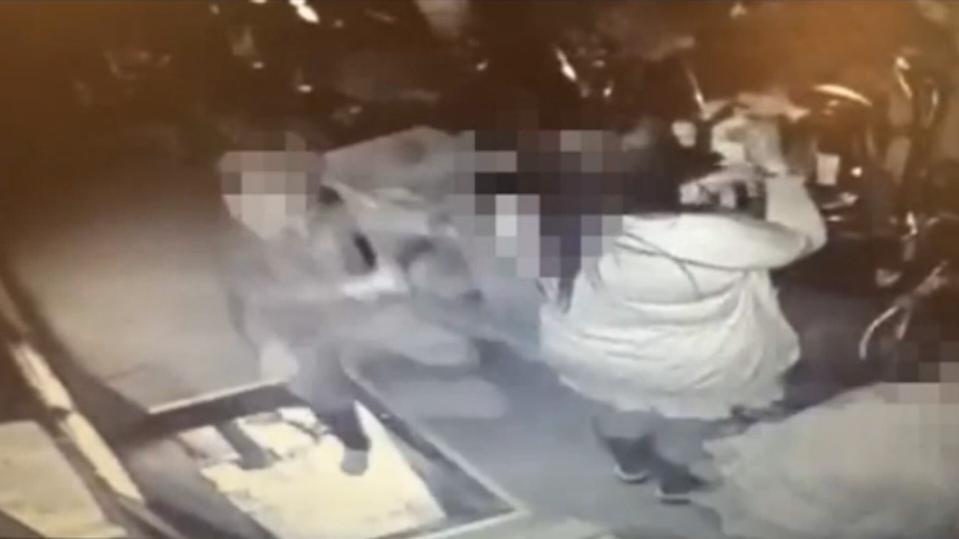 Imaginile in care o gravida cade prin trapa din podea, lasata deschisa. Amenda primita de clubul in care s-a intamplat totul