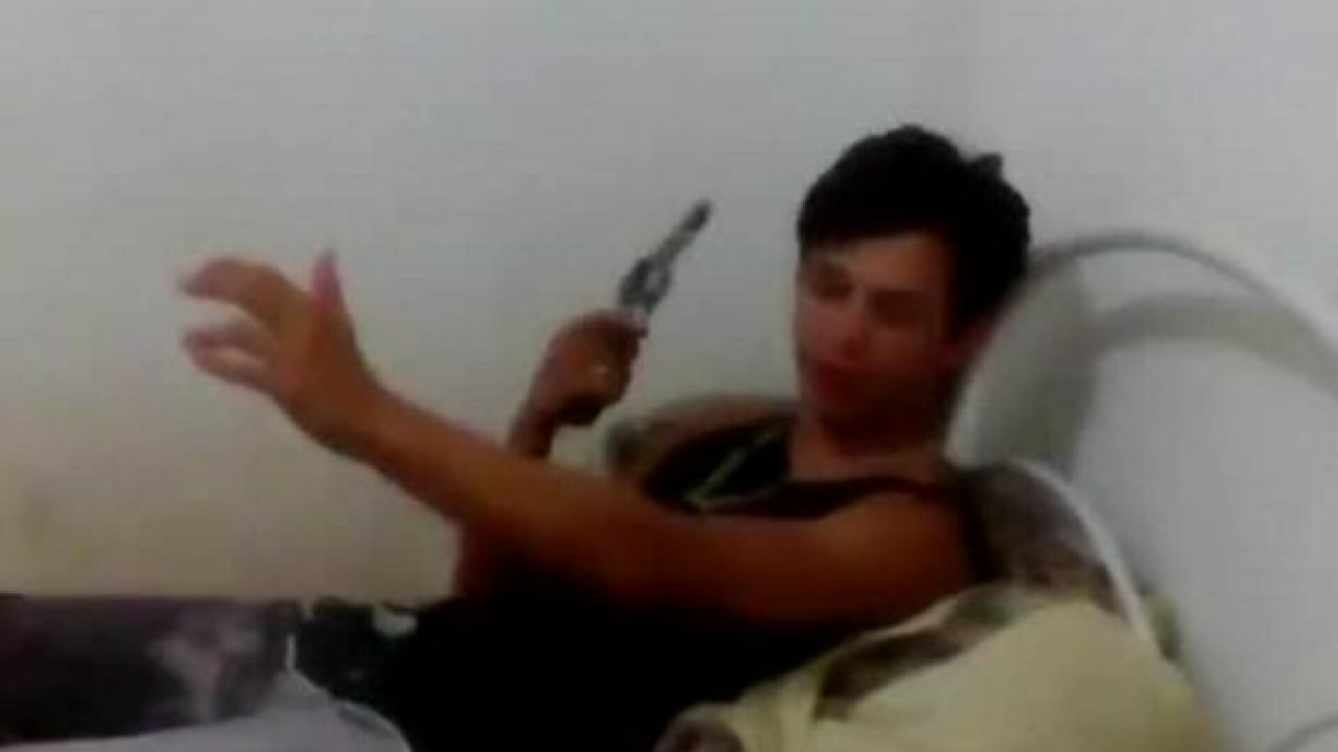 Se juca cu un pistol si se prefacea ca se impusca in cap. Ce s-a intamplat apoi e total neasteptat. VIDEO