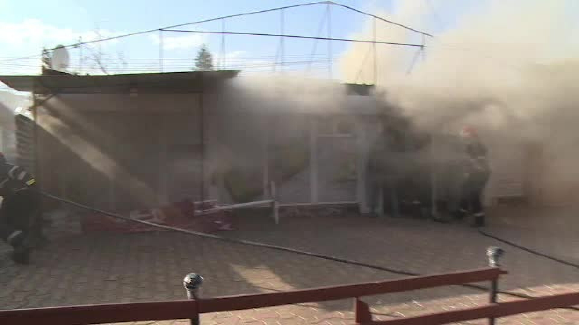Magazin alimentar din Ploiesti, cuprins de flacari. Ce a provocat incendiul care a distrus mobilierul si marfa
