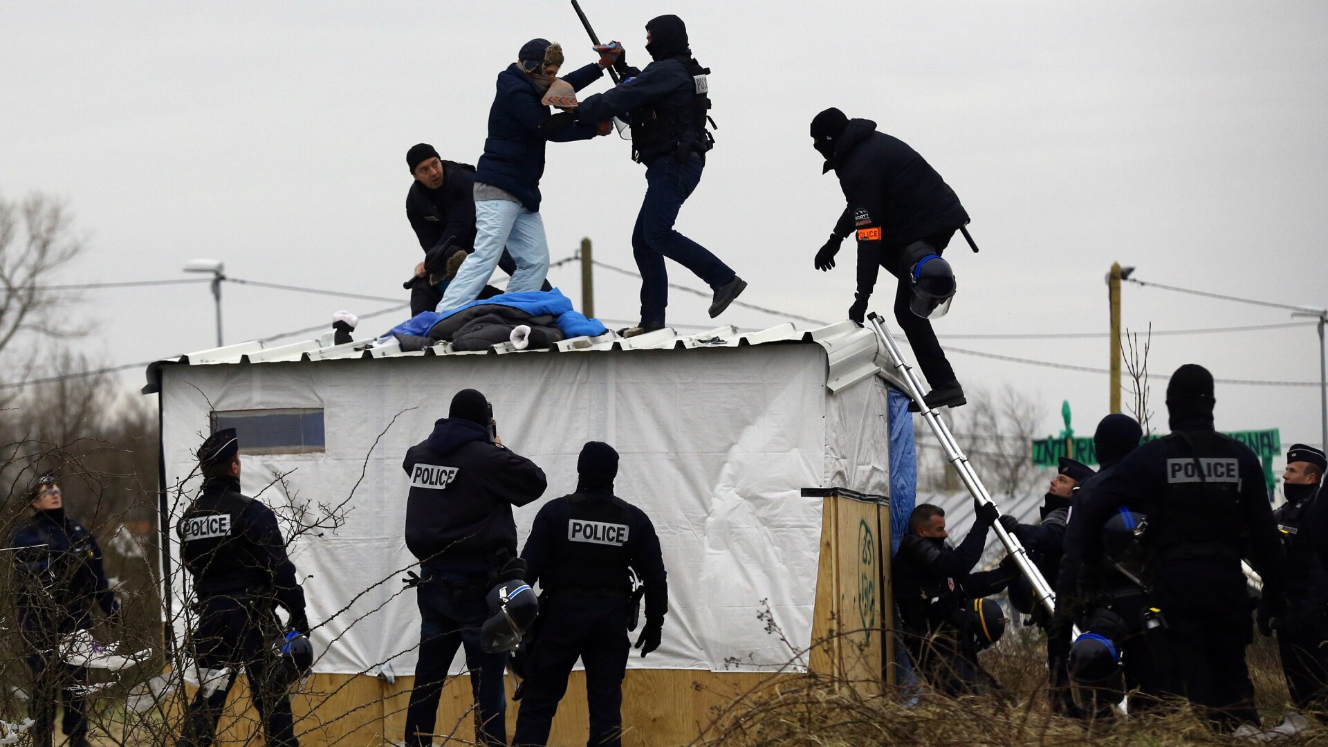 Franta avertizeaza Marea Britanie in cazul in care va iesi din UE. Cum s-ar putea muta "Jungla din Calais" in Anglia