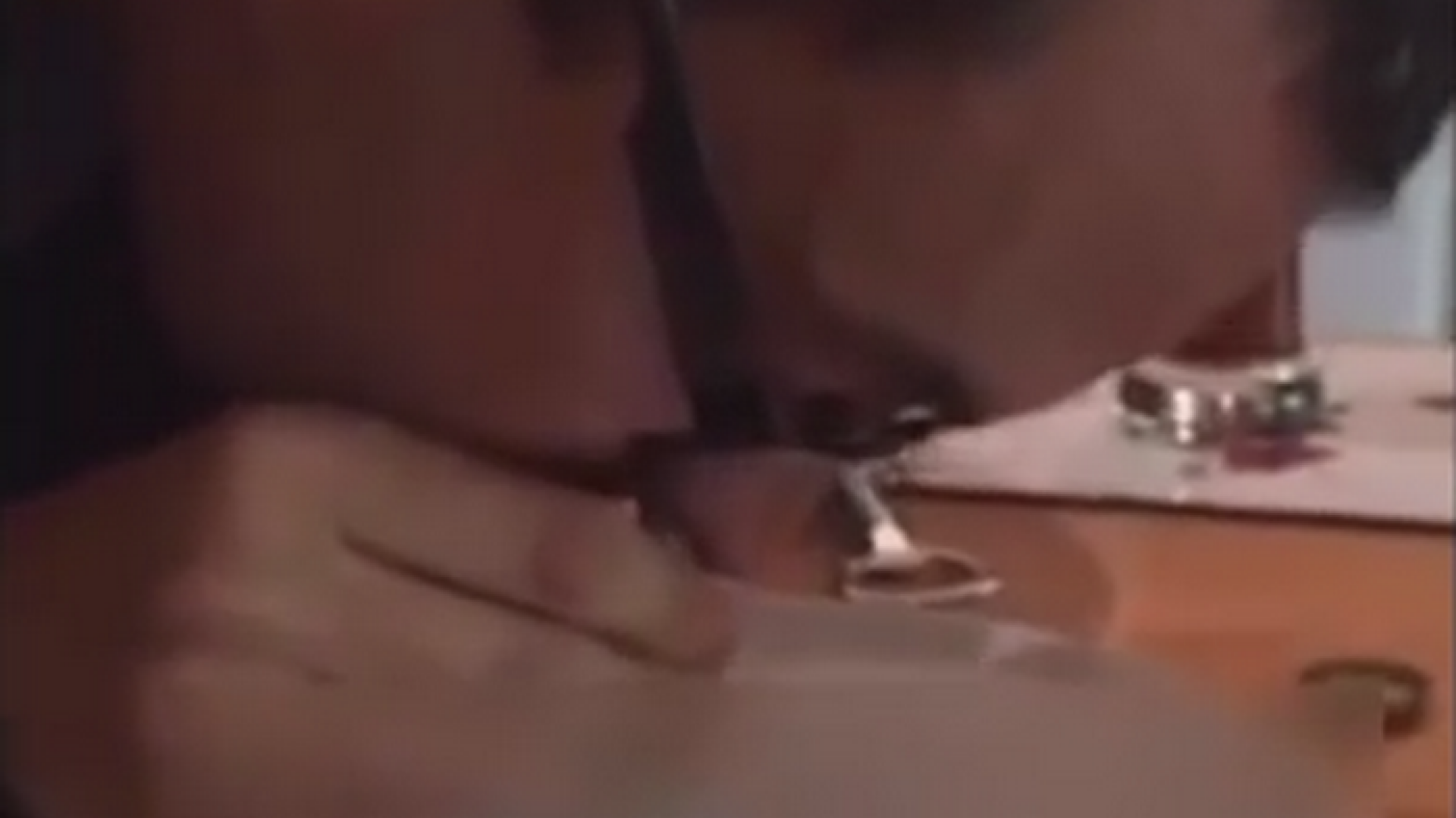 Un preot catolic a fost filmat in timp ce priza cocaina, dupa o petrecere. Explicatia pe care a dat-o pentru gestul sau