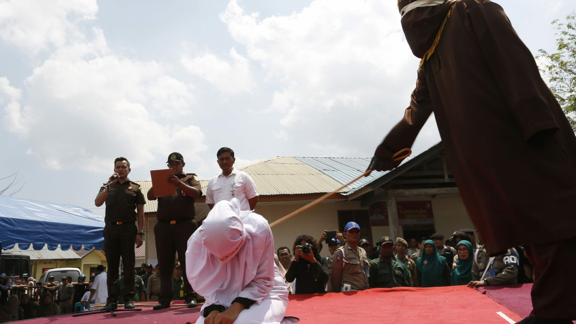 O adolescenta din Indonezia, pedepsita cu 50 de lovituri de bici, in public. Motivul absurd pentru care a fost acuzata