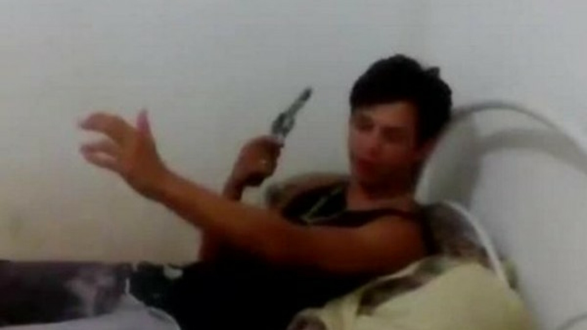 S-a jucat cu focul si a fost la un pas de moarte. Ce s-a intamplat in secunda urmatoare e socant: a scapat ca prin minune