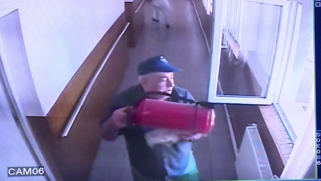 Abia eliberat din inchisoare, un barbat de 61 de ani a distrus un adapost din Buzau: "Am pus patul in usa de teama"