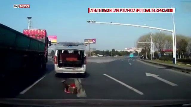 Un copil din China a cazut din masina bunicului, in plin trafic. Imaginile surprinse de o camera de bord