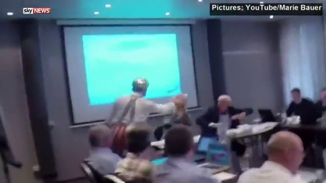 O politiciana din Germania s-a trezit cu o tarta pe fata, in timpul unei sedinte. Cine e barbatul care a "atacat-o"