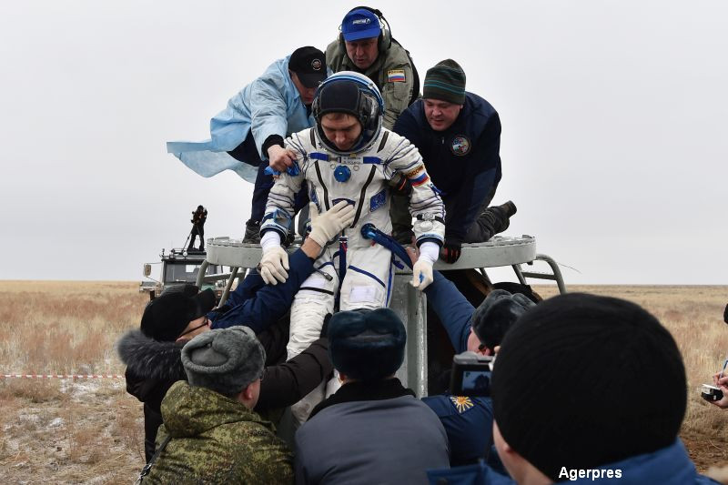 Dupa aproape un an petrecut in spatiu, Scott Kelly si Mikhail Kornienko s-au intors pe Terra. VIDEO: aterizarea astronautilor