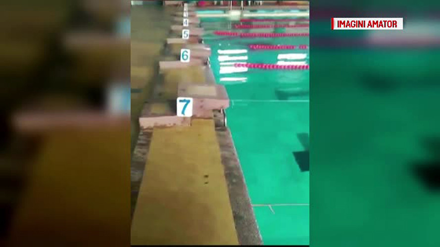 Descoperire dezgustatoare in piscina in care inoata copiii, la Baia Mare. Ce au mai gasit inspectorii si pe peretii bazinului