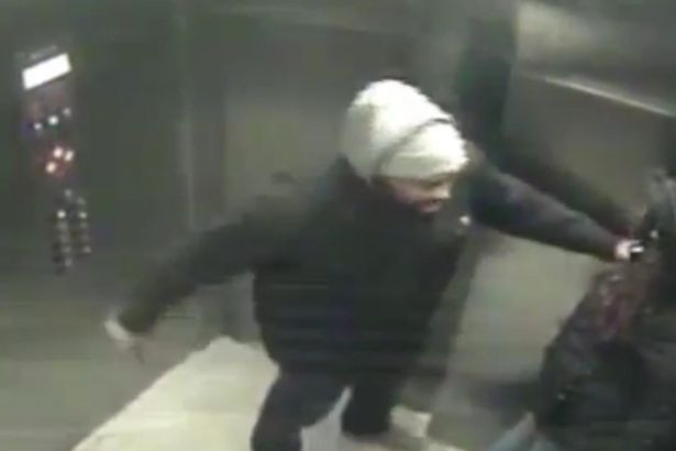 Incident violent la o statie de metrou din Philadelphia. Ce a patit o femeie dupa ce i-a tinut usa liftului unui strain