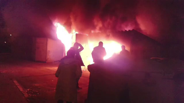 Un incendiu puternic a distrus patru masini si doua garaje, in Medias. Pe cine dau vina localnicii