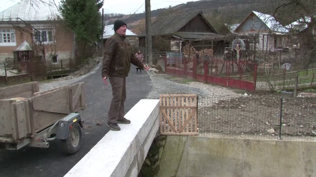 Un barbat din Bistrita-Nasaud a murit, dupa ce a cazut in albia unui rau. Rudele acuza autoritatile ca n-au pus un parapet