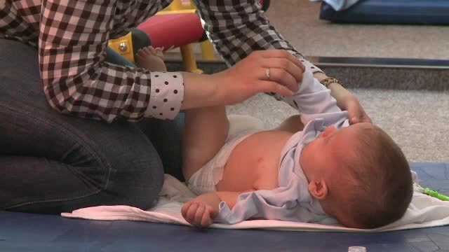 Zilele libere primite de tati la nasterea unui copil s-ar putea dubla in curand