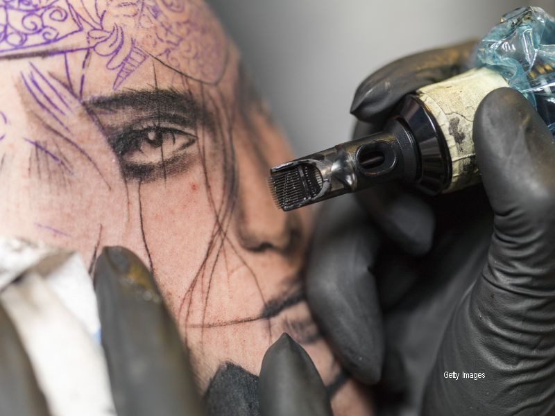 Are chipul plin de tatuaje, iar oamenii o privesc ciudat pana ii afla povestea emotionanta. Ce ascund desenele de pe fata ei