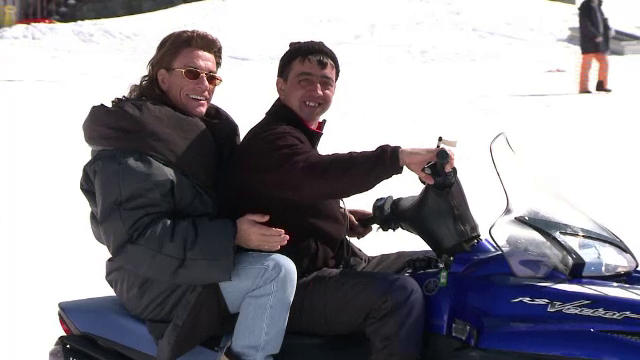 Jean Claude Van Damme, filmari spectaculoase la Balea Lac. Fanii au asteptat ore intregi pentru un autograf