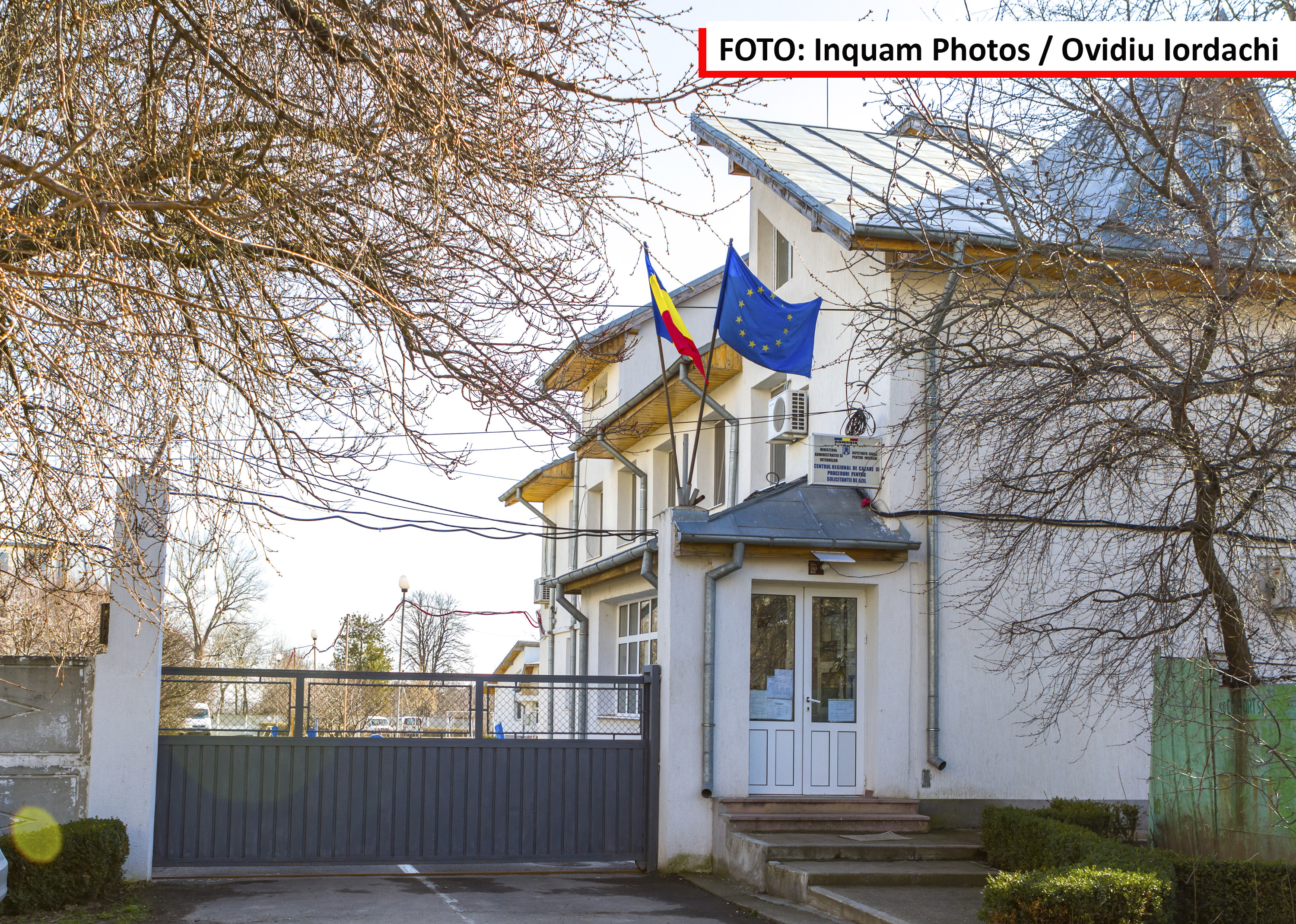 15 refugiati din cotele impuse de UE au ajuns in tara noastra. Localnicii au protestat in strada: "Sa stea in tara lor"