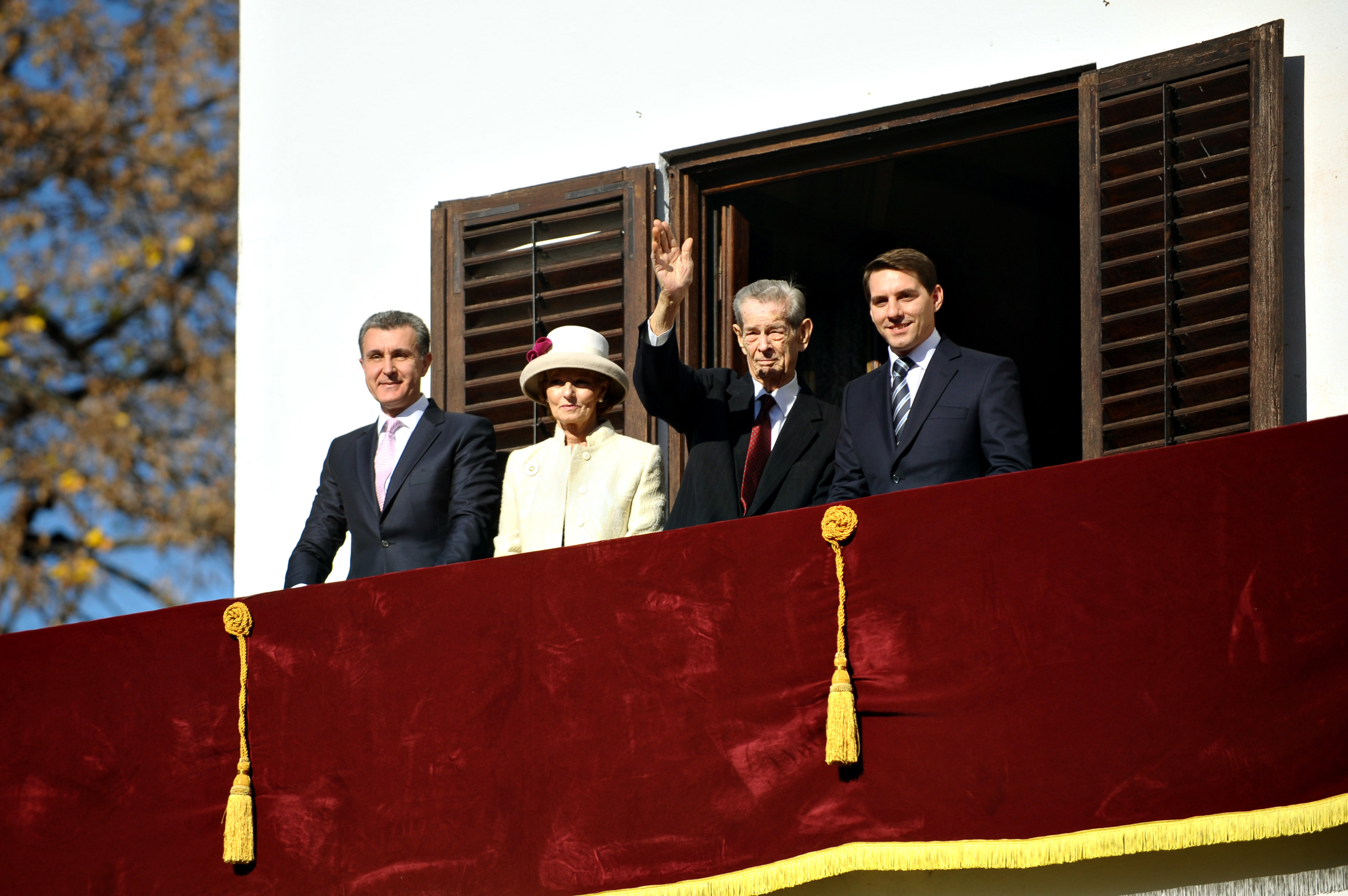 Mesajele transmise de Iohannis, Ciolos si Principele Nicolae dupa anuntul legat de starea de sanatate a Regelui Mihai