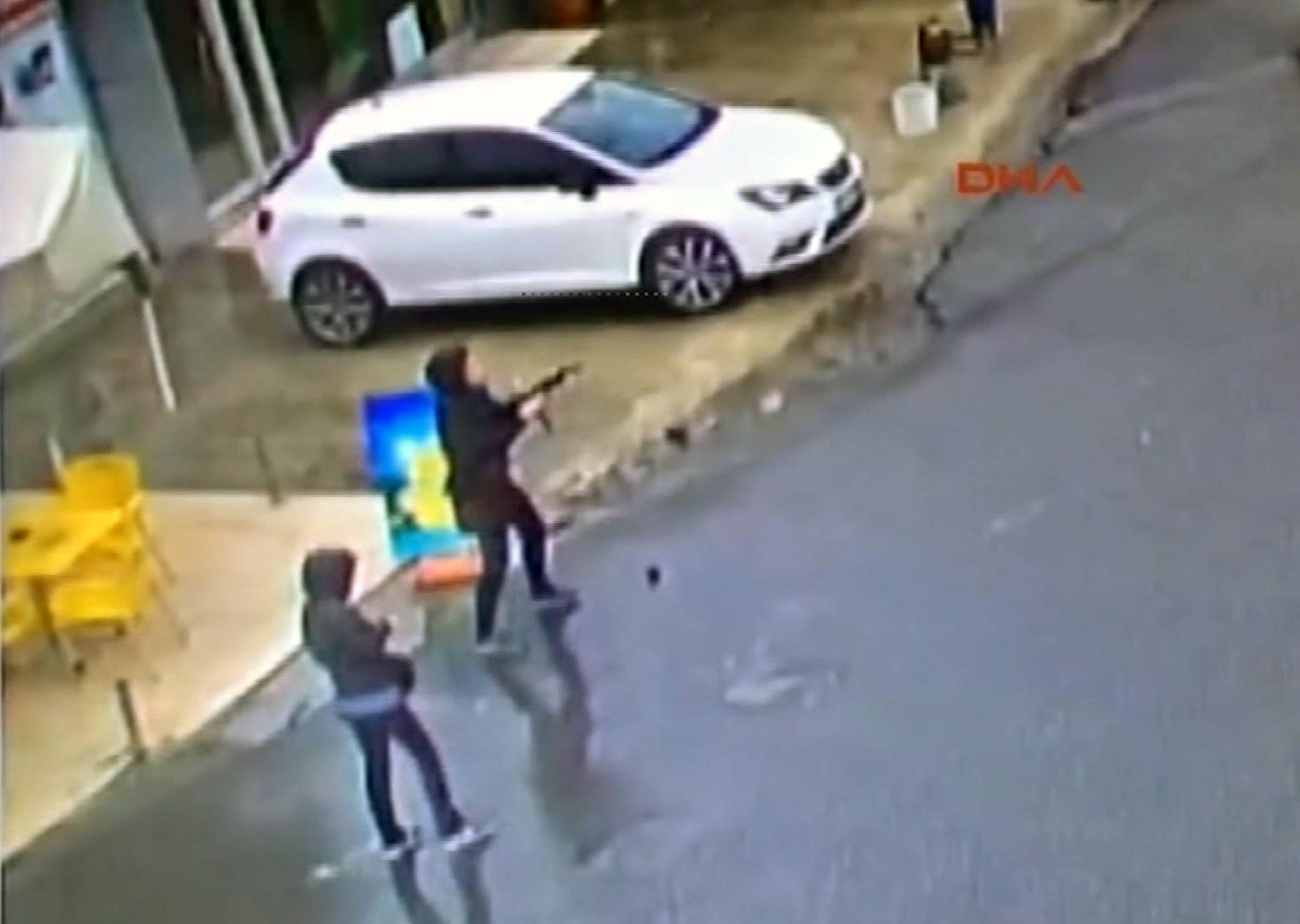 Teroare in Istanbul. Doua femei inarmate au deschis focul asupra unor politisti. Gruparea care a revendicat atacul. VIDEO