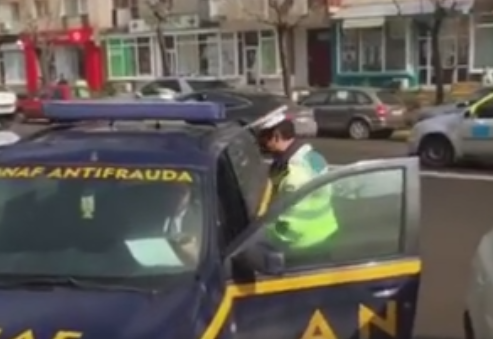 Doi inspectori ANAF au fost amendati de politie pentru ca au parcat pe locuri destinate persoanelor cu dizabilitati. VIDEO