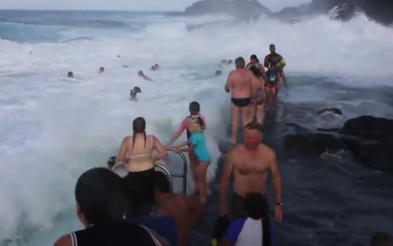 Cea mai periculoasa piscina din lume. Valuri uriase se sparg peste copii, care sunt trantiti la pamant. VIDEO