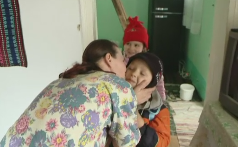 Primarul din Botosani care a intinerit satul. A renovat 12 case si le-a oferit unor familii cu copii: "Suntem fericiti aici"