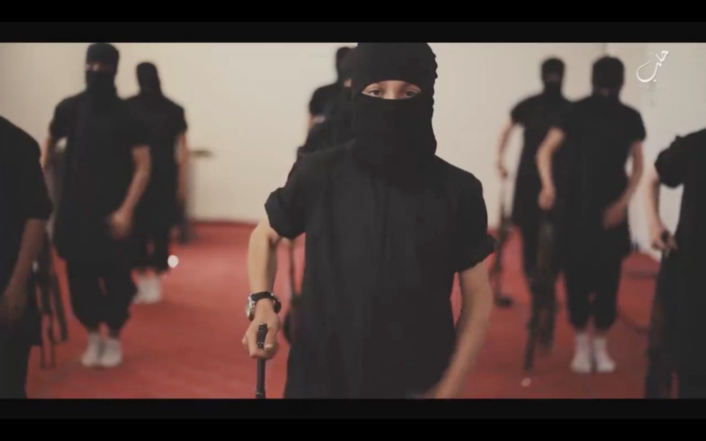 "Jocurile" sinistre la care sunt supusi orfanii capturati de Statul Islamic. O fetita de 12 ani, obligata sa execute 5 femei