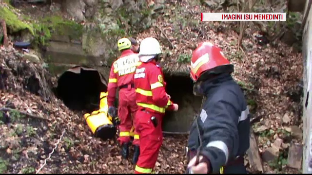 Imagini dramatice in Mehedinti. Pompierii s-au luptat o ora ca sa salveze o turista care a cazut intr-o mina adanca de 30m