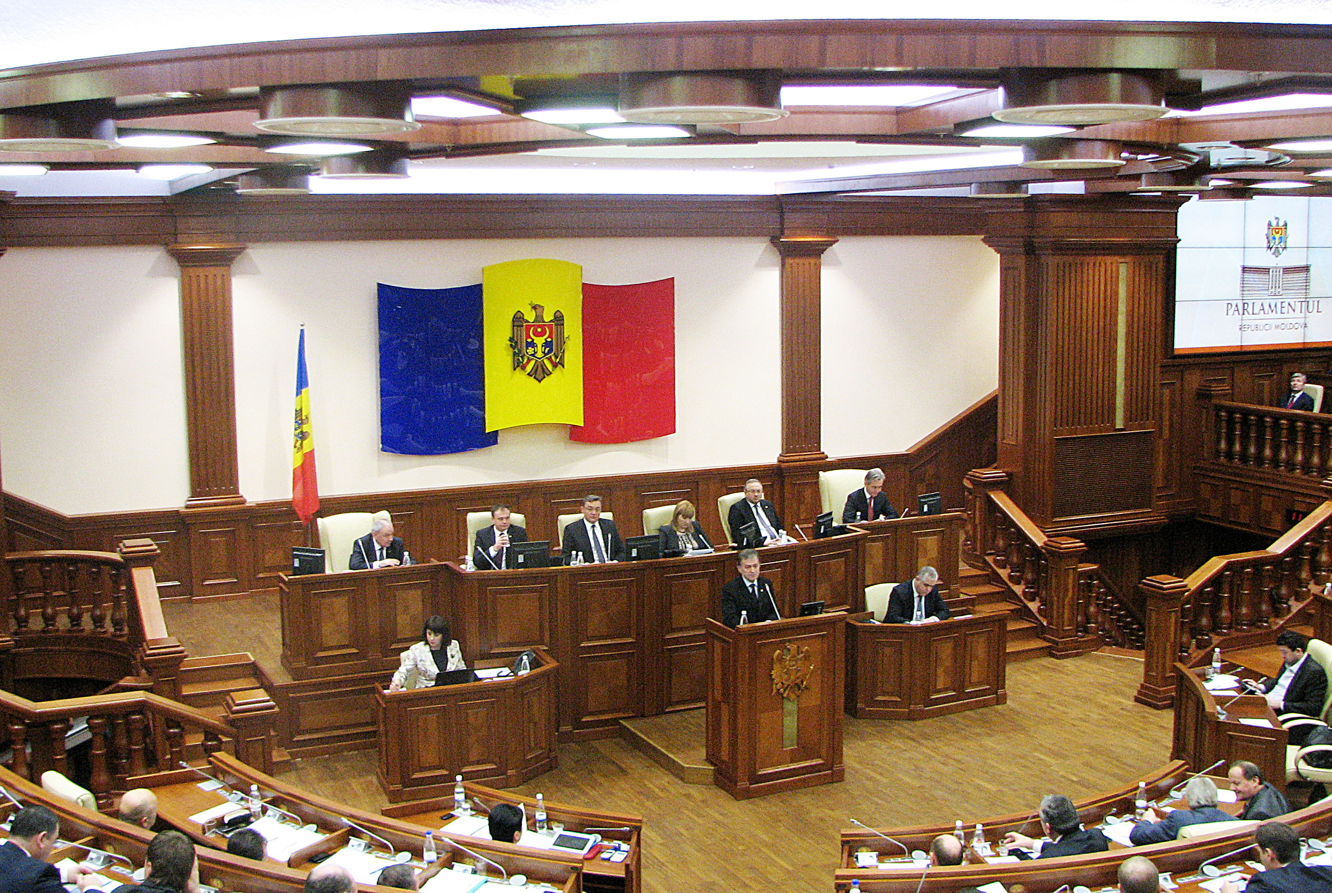 Moldovenii isi vor alege singuri presedintele. Legea prin care decizia era luata de Parlament e neconstitutionala