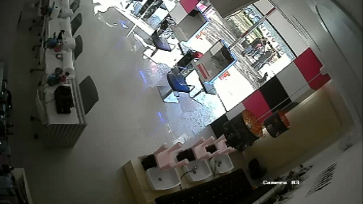 Salon de coafura, din Drumul Taberei, atacat cu un pistol cu bile. Imaginile surprinse de camera de supraveghere