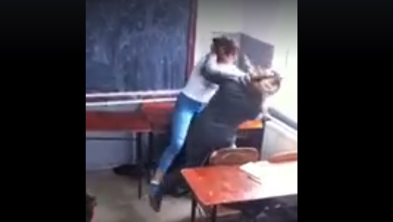Imagini SOCANTE, filmate intr-o scoala din Romania. Scene de violenta intre doua eleve. VIDEO