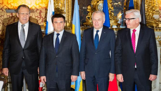 Ministrul de externe ucrainean NU a vrut sa stea langa cel al Rusiei la poza de grup. Momentul stanjenitor al intalnirii