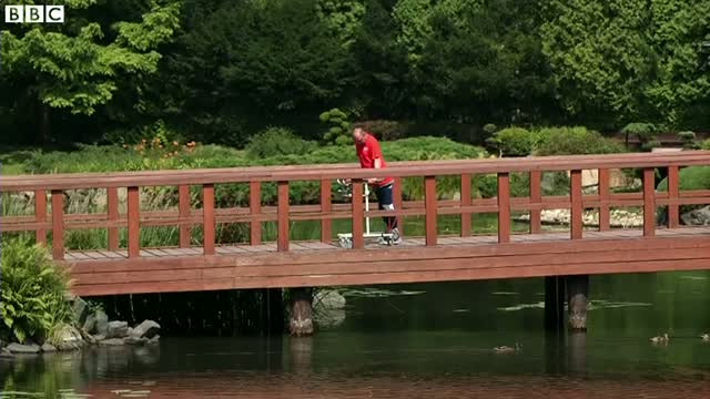 Tratament revolutionar pentru vindecarea paraliziilor. Cum a reusit un polonez infirm sa paseasca din nou