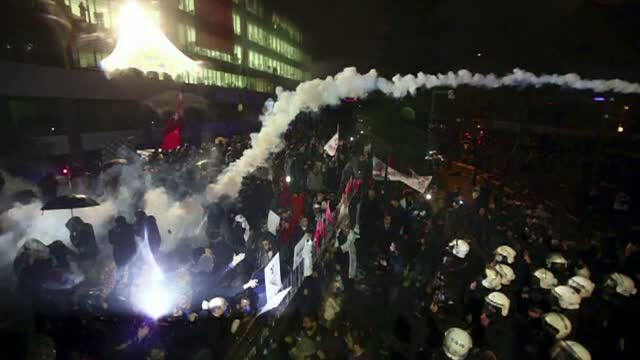Sediul cotidianului Zaman, ostil presedintelui Recep Erdogan, luat cu asalt de politia turca. Reactia imediata a populatiei