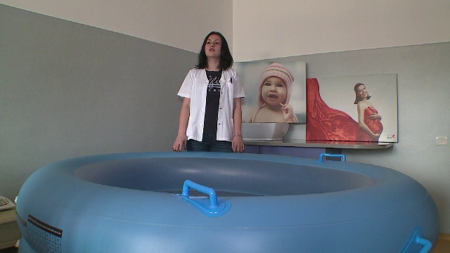 Tot mai multe femei cer introducerea nasterilor in apa in maternitatile din Romania. Doar in 3 orase exista bazine speciale