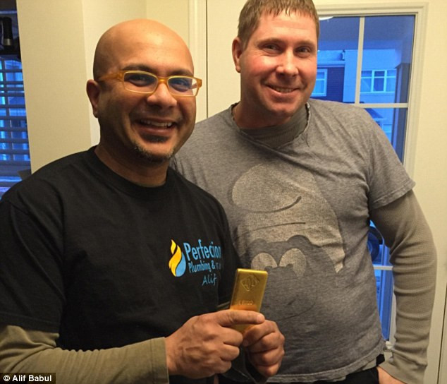 Renovau o baie, cand au facut o descoperire colosala sub cada. Valoreaza aproape cat o casa