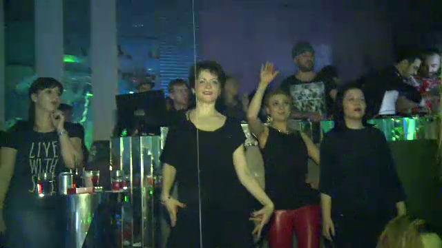 Femeile din Capitala au invadat cluburile la petrecerile de 8 martie. S-au distrat alaturi de dansatori si au filmat momentul