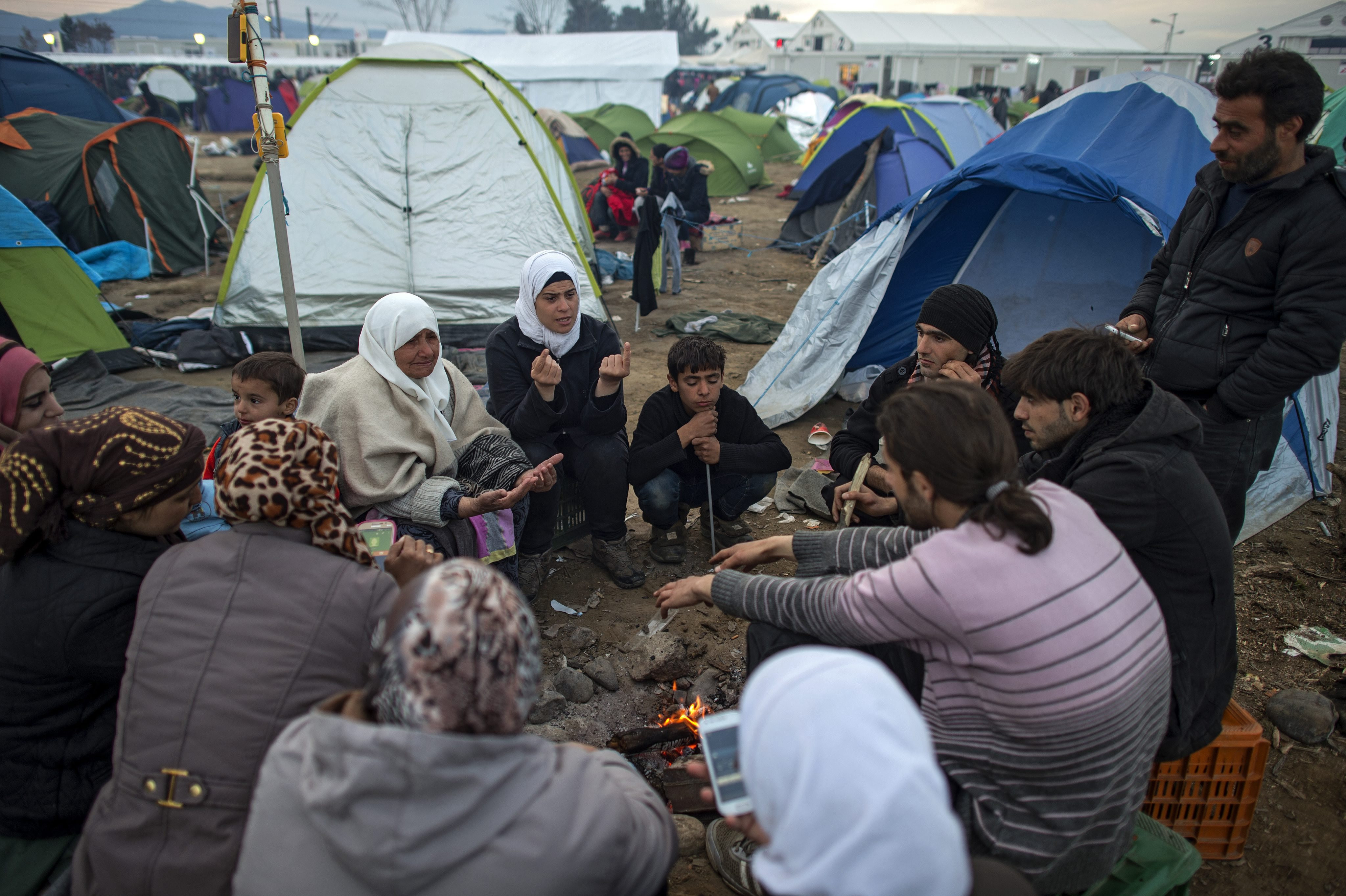 Scene de cosmar la granita dintre Grecia si Macedonia. 13.000 de refugiati cer sa treaca frontiera. "E stare de urgenta"
