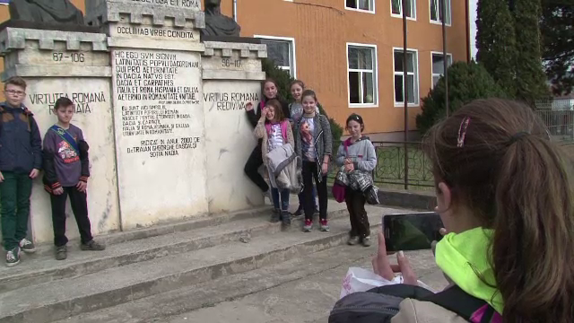 Satul din Romania unde sunt cele mai multe statui la suta de locuitori. Tinerii isi fac selfie cu ele si se lauda pe Facebook