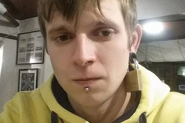 Statea linistit la o tigara cand a auzit un click langa ureche! Ce a patit acest barbat e extrem de amuzant! Peste 10.000 de oameni au ras de el