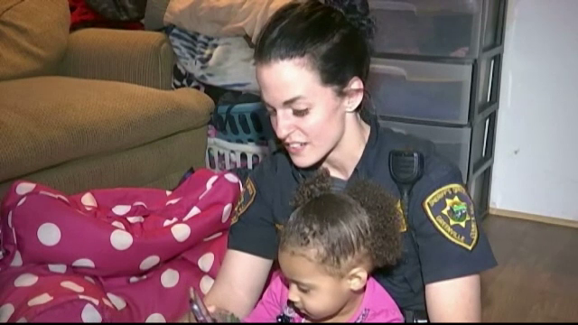 O fetita de doi ani a facut un oras intreg din SUA sa rada. Motivul amuzant pentru care a sunat la politie