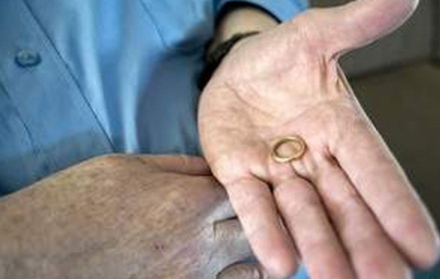 A gasit o verigheta pierduta in urma cu cativa ani buni si a vrut sa o returneze proprietarului. Ce a descoperit pe internet