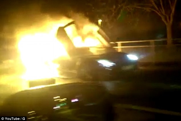 Momentul in care un autoturism Lamborghini este inghitit de flacari, filmat cu mobilul: "Simt caldura de aici"