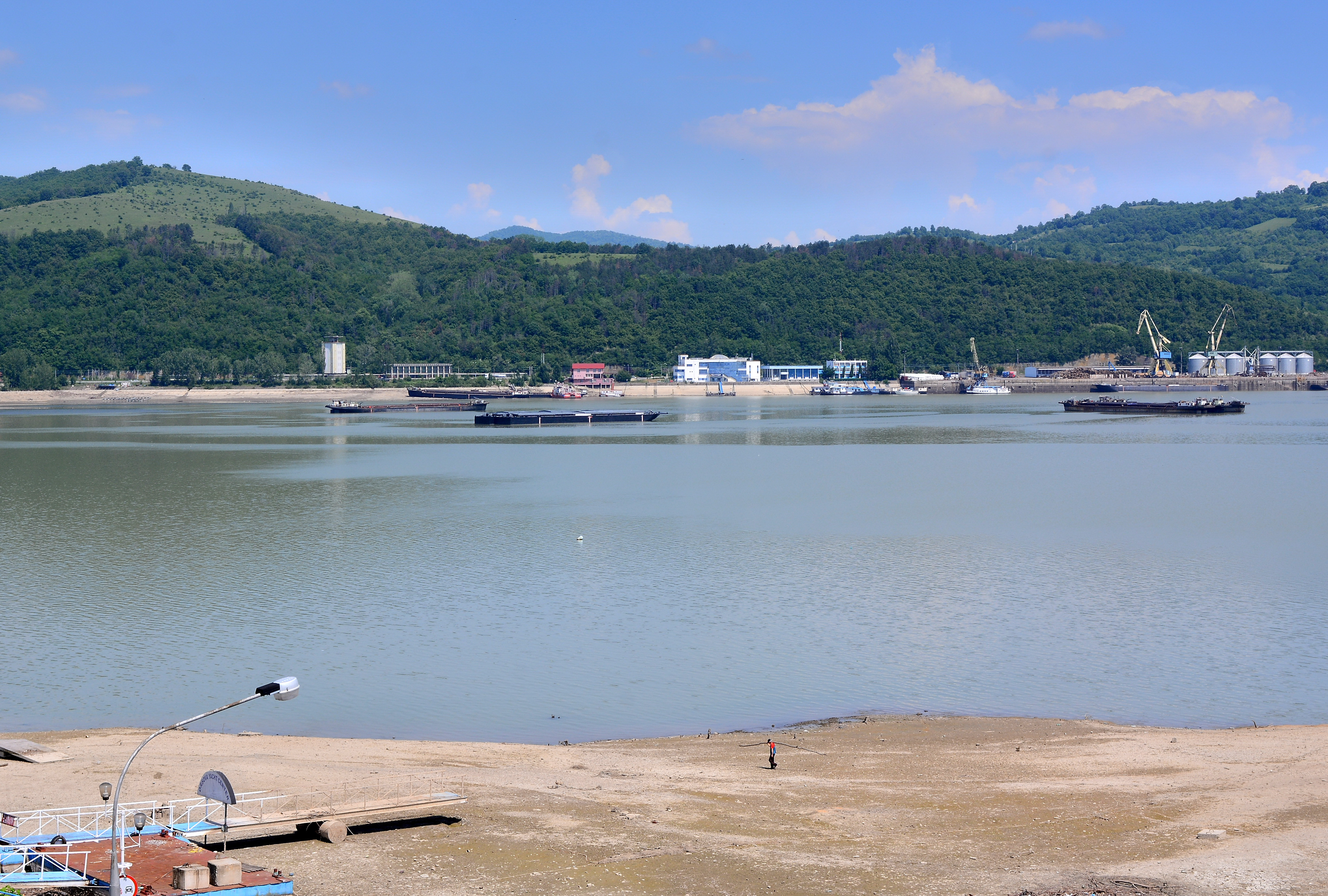 Munitie de razboi gasita de cativa copii, intr-o sticla de plastic, pe faleza Dunarii, la Orsova