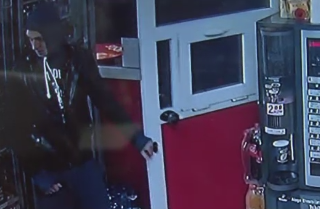 Vanzatoare din Curtea de Arges, batuta de fiul unui om de afaceri. Ce a furat tanarul din magazin dupa ce a lovit-o cu pumnii